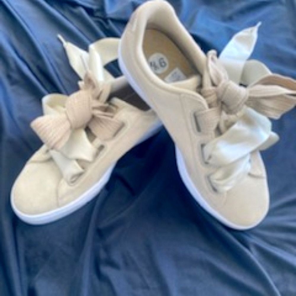 PUMA Basket Heart Shoes with Lace-up Fastening Ribbon Ties. Women. Size: 9.5.